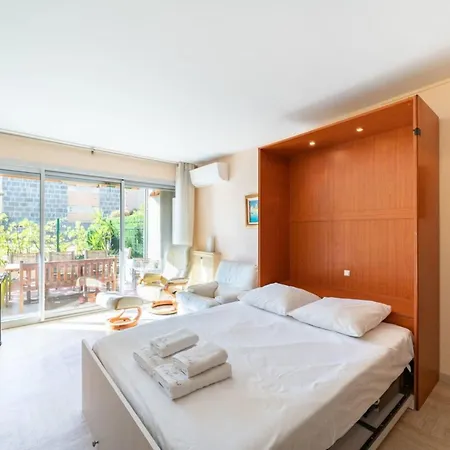 One Bedroom On The Garden Level Apartment *
