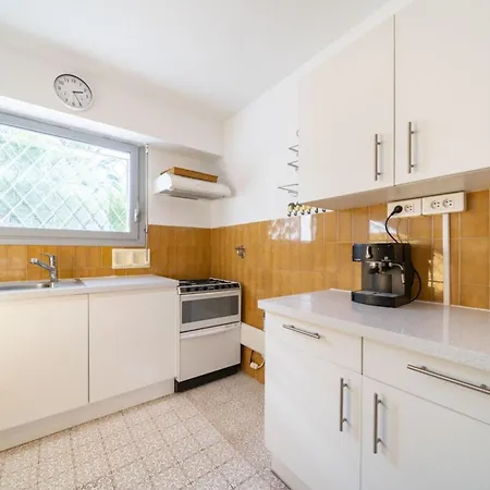 One Bedroom On The Garden Level كان
