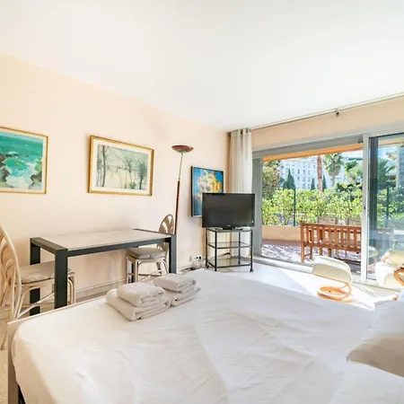 One Bedroom On The Garden Level Apartment